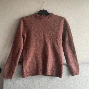  stickad tröja  - Ge gärna prisförslag!!! Mysig brun/röd stickad tröja från these glory days med rund halsringning och ribbade muddar. Tröjan har en enkel och stilren design, perfekt för lager-på-lager. Långärmad och i ett mjukt material som håller dig varm under kyliga dagar. Tröjan är i s, men passar mer som XS.