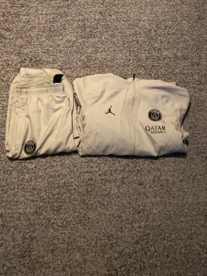 PSG tracksuit - En psg tracksuit som jag har använt få gånger. Den är i bra skick. Skriv för mer information eller frågor och kolla in shoppen för mer snygga kläder!