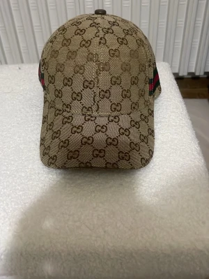 Säljer beigen beige  kepsen färg jätte fin  - Inga skador och är en fin begie kepsen 