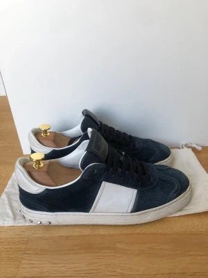 Valentino Flycrew - Hej, säljer nu ett par riktigt snygga Valentino Flycrew. | Skorna är i den populära mörkblåa färgen som går hem med allt. | Alla nitar sitter kvar på skorna och dustbag medföljer! | Ena skon har varit proffesionellt limmad som syns på sista bilden men de är inget som märks av när de är på. | Hör av er vid frågor!🌟