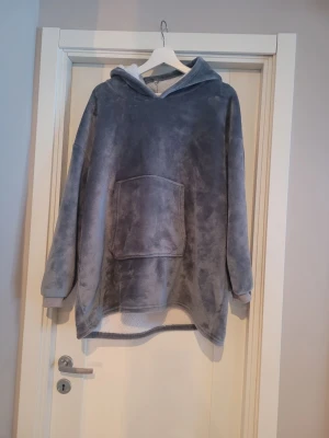 Myströja hoodie  - Jätte mjuk filt-liknande oversize mys hoodie. Ingen lapp men ca stl 160-170 eller xs.