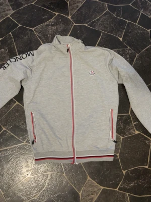 moncler tröja - säljer min moncler zip up då den inte längre passar mig. fick den av en vän, den är helt oskadad och inga fläckar, kan tänka mig gå ner i pris vid snabb affär och även byta med något du har. tveka inte på att fråga om du funderar över något
