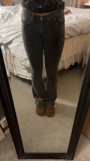 Mörkgrå Bootcut jeans, Gina Tricot❣️ - Säljer ett par gråa jeans som är från Gina tricot🙌Jeansen har normal passform och som är lågmidjade/midwaist. Används inte så mycket längre därför jag säljer dom❣️
