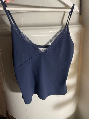 Linne med spetsdetaljer - Superfint marinblått linne från Gina Tricot i storlek M, men passar även S. Endast använd 1 gång, säljs ej längre!