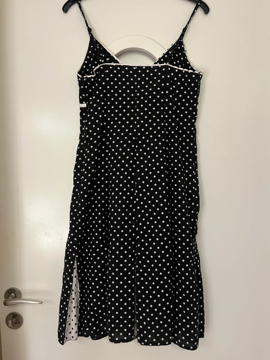 Svart prickig klänning med rosett - 1