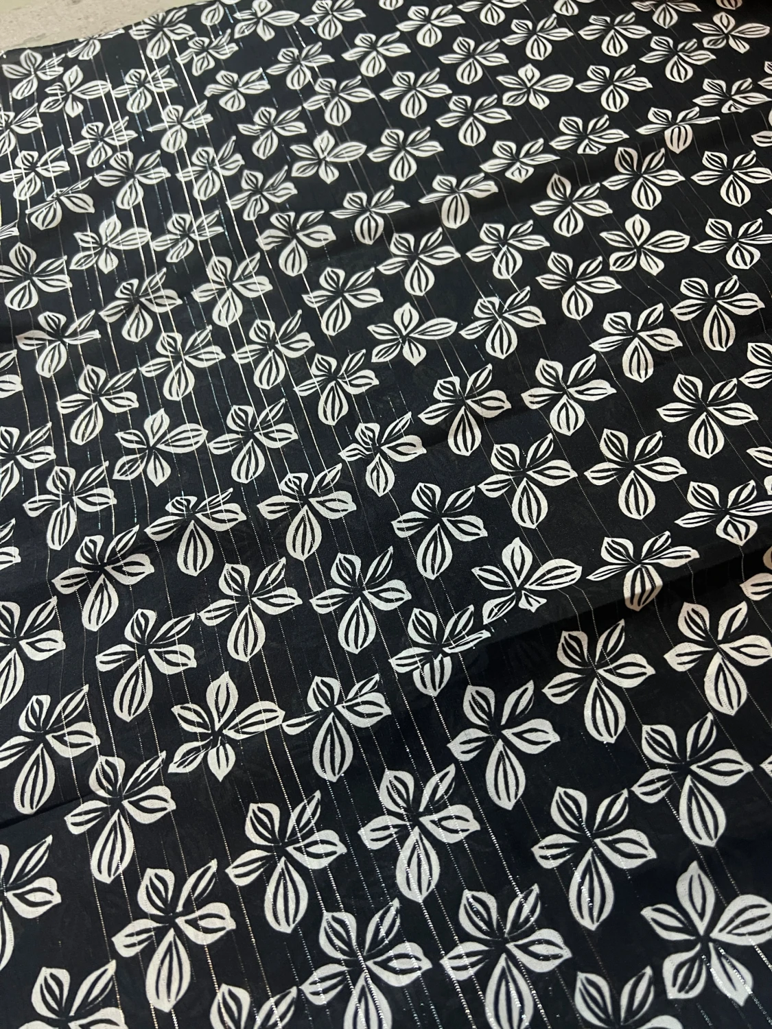 Svart blommig halsduk med vita detaljer - 2