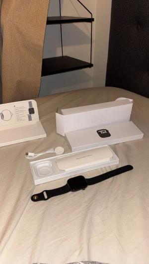 Apple Watch Series 10 46mm GPS - Säljer nu min Apple Watch som blev köpt för runt 1 månad sedan. Har ej råd att ha den och behöver pengar och det är anledningen till varför den blir såld. Digitalt kvitto och hela köret finns så det är inget att oroa sig över. Nypris runt 5000kr och jag har försökt att lämna tillbaka den men det var inte så lyckat. Skickar inte denna via post utan köparen får komma och möta mig i centrala Stockholm vid tunnelbane stationen Gärdet! Ett kap som man inte får missa!