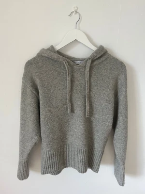 Grå stickad hoodie från Zara - Jättefin stickad hoodie från Zara som inte går att köpa längre. Storlek S💗 Har använt några få gånger och tvättat, lite nopprig men absolut inget man tänker på (se på bilderna)