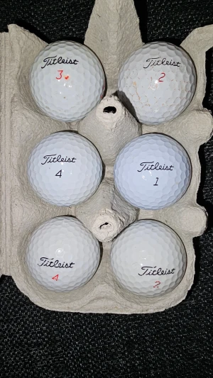 Titleist mix olika skick - 1st Pro V1, 1st HVC Soft Distence, 1st NXT Tour, 1st Titleist AVX, 1 st Pro V1x 332, 1st Trufeel | Jag säljer massor av olika golfbollar om du är intresserad av att köpa andra sorters bollar. Prislista finns på sista sliden