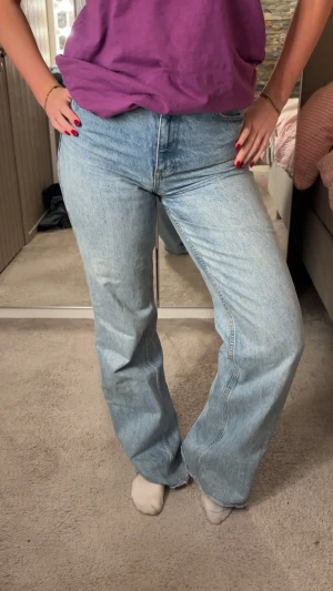 Ljusblå high waist jeans med wide fit - Heej!🌸Säljer ett par väldigt fina ljusblå jeans med hög midja och rak passform. Jeansen är i storlek 36. Väldigt bra skick. Köptes för ca 550 kr. Hör gärna av dig vid intresse!!💕