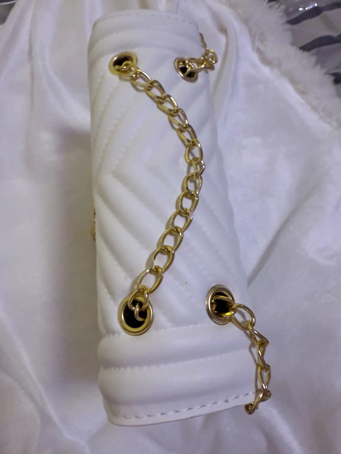 Vit quiltad axelväska med guldkedja - 2