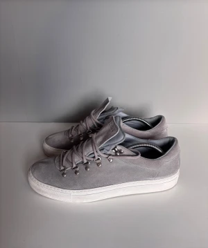 Diemme marostica low -  Säljer ett par snygga diemme marostica low i storlek 43, cond 9,5/10, inga defekter endast lite smuts. Bara haft på mig två gånger, säljer för de var lite för små för mig. Medkommer endast skor!