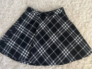 Kortkjol - Kortkjol från New Yorker. Använd 1 gång. Säljer då den inte kommer till användning! Skriv om frågor💕