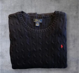 Ralph lauren tröja - Säljer en riktigt fet kabelstickad rakph lauren tröja storlek (18-20) sitter som S-M! Hör av er vid minsta fundering!🙌
