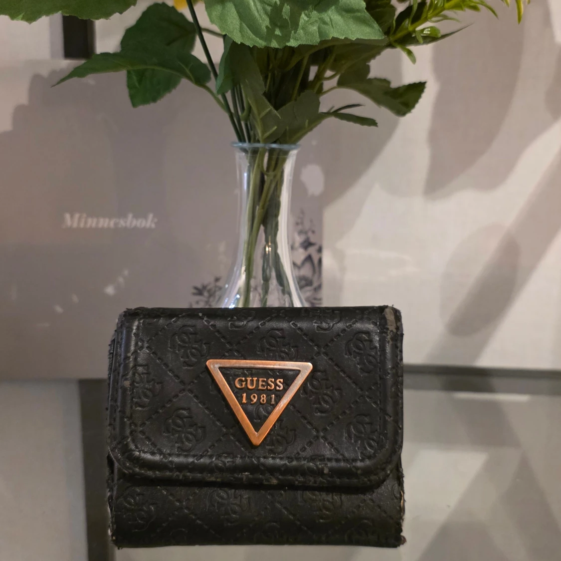 Svart plånbok från Guess med logga