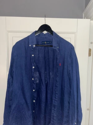 Linneskjorta Polo Ralph Lauren - Linneskjorta från Polo Ralph Lauren | Storlek: M - Skicket på skjortan är bra förutom en fläck (bild 1 & 5) - Mitt pris: 400kr - Nypris: 1,999kr - Modellen är 187cm och väger 80kg. Kan gå ner i pris vid en snabb affär 