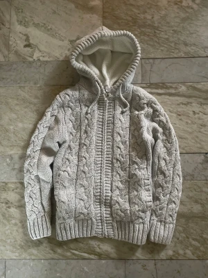 Fodrad cardigan/kofta - Sjukt skön och snygg stickad cardigan! Passar st L! Blir perfekt nu till vintern! Hör av dig vid ytterligare frågor! Mvh Henry 