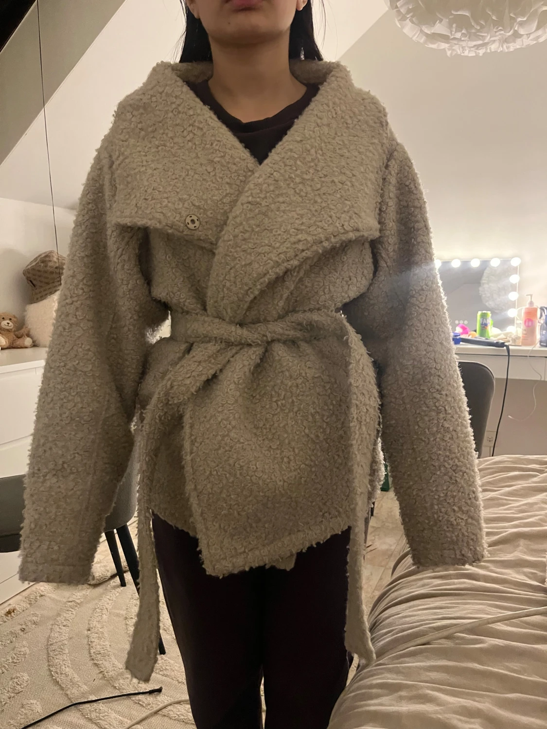 Gina Beige teddyjacka med bälte 