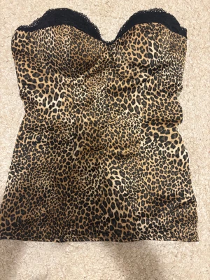 Leopard korsettopp  - Snygg korsettopp från Intimisimi med leopardmönster framtill och svart baktill. Figurnära passform och dragkedja finns på sidan. Säljer den den äre lite stor på mig 
