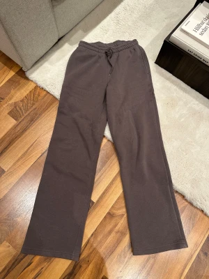 Grå mjukisbyxor  - Raka mörkgråa mjukisbyxor från Gina tricot i storlek XXS