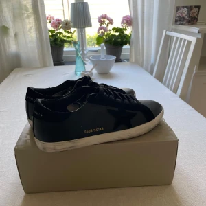 Golden goose superstar  - Svarta golden goose superstar i storlek 44. Skolåda, dustbag och tags medföljer!