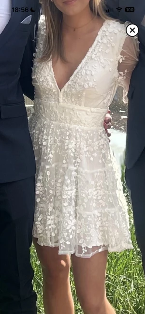 Studentklänning söker  - Är det någon som säljer en sånhär i 36? Har en i 34 som är pågränsen till för liten? Om någon antingen vill byta mot en i 36 eller om jag kan köpa någon 