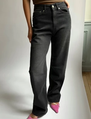 Straight Jeans Black Djerf Avenue - Svarta jeans från Djerf Avenue. Säljer då de ej passar mig längre men otroligt fin passform. Höga i midjan med raka ben.