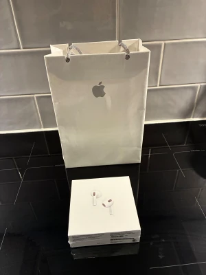 Apple AirPods (3rd generation) med MagSafe-laddningsetui - Helt nya Apple AirPods (3rd generation) med MagSafe-laddningsetui, obruten förpackning. Trådlösa hörlurar med hög ljudkvalitet, lång batteritid och smidig laddning. Perfekt för musik, samtal och träning. Inga synliga defekter eller slitage.