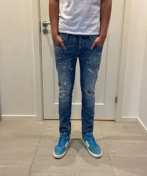 Dondup jeans  - Säljer nu dessa Dondup Jeans med super snygga slitningar och tvätt i designen, skriv för fler bilder/frågor🙌🏼