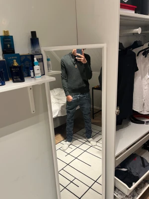 Mörkgrön stickad tröja från Morris  - Snygg mörkgrön stickad tröja från GANT med diskret logga på bröstet. Tröjan har rund hals, ribbade muddar och långärmad passform. Perfekt för dig som gillar stilrena och klassiska plagg med en chill vibe. Kan diskutera pris och byta mot andra saker 