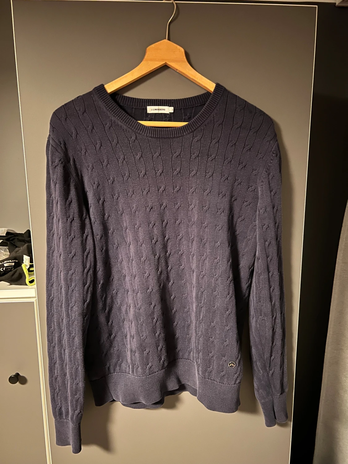 Mörkblå stickad tröja J.Lindeberg M - 1