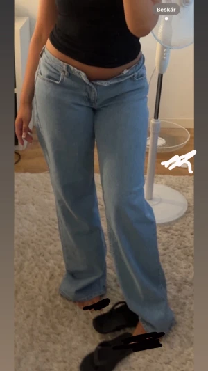 Ljusblå low waist jeans från NA-KD - Säljer ett par super fina  ljusblå jeans från NA-KD med låg midja och breda, raka ben. Storlek  38, använda fåtal gånger.