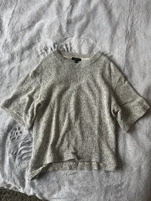 Stickad topp från Massimo Dutti - Säljer en stickad topp från Massimo Dutti i storlek XS. Knappt använd då den är för liten för mig💕 Nypris 500kr