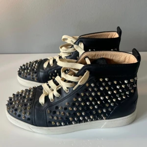 Christian Louboutin Höga - Ett par unika svarta high-top sneakers från Christian Louboutin. Perfekta för vintern❄️ Saknar dessvärre 2 spikar, men det syns knappast.
