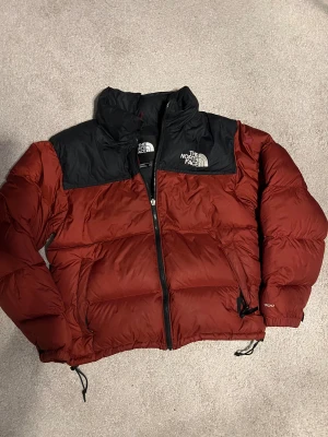 North Face Puffer - The North Face Puffer jacket i storlek S (man), jag som är på bilden är 184cm lång. Jackan är i fint skick, men finns en lagningslapp (se bild). Perfekt nu inför vintern, håller värmen och är snygg👍