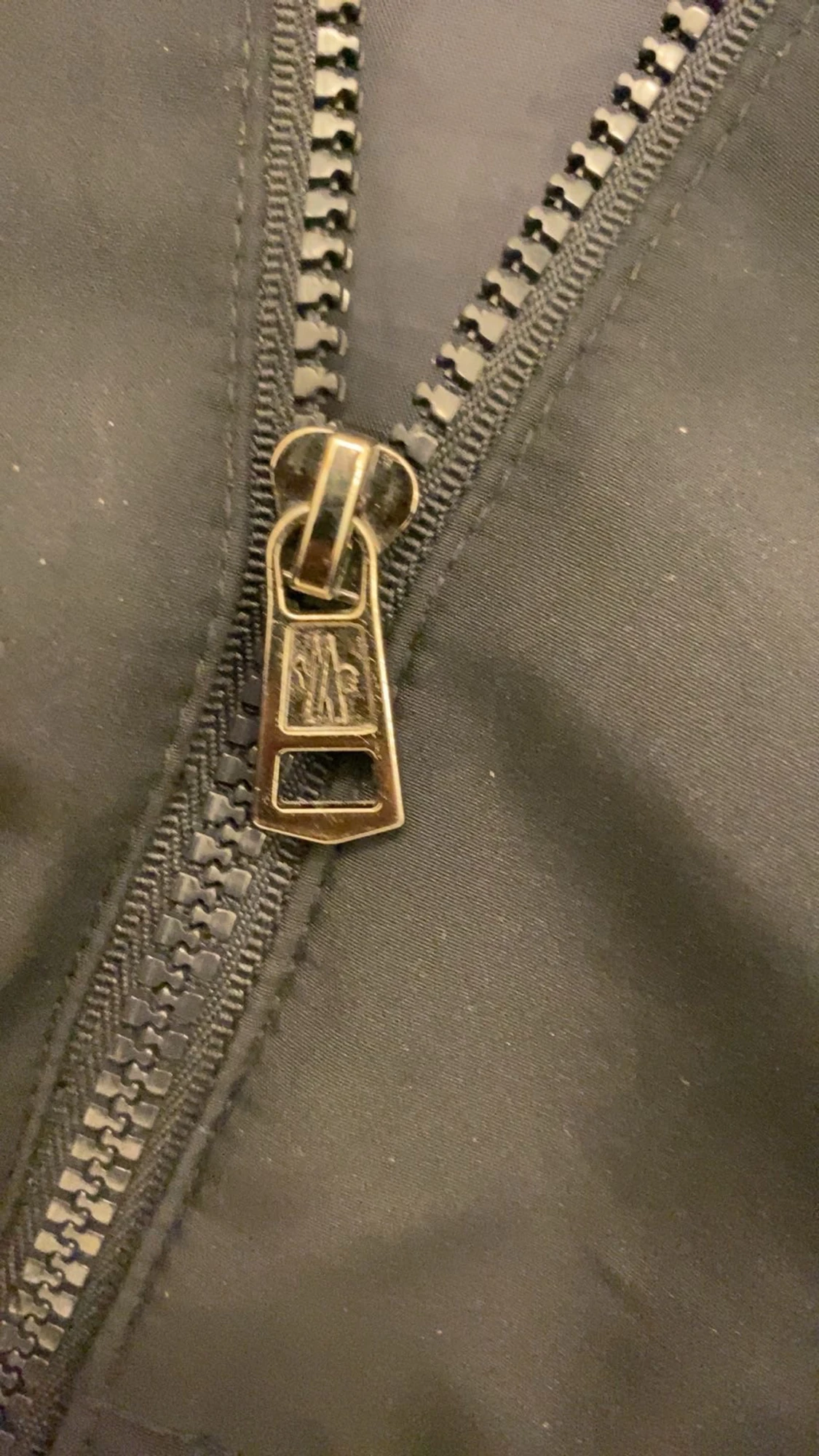 Mörk blå vinterjacka från Moncler med huva  - 4