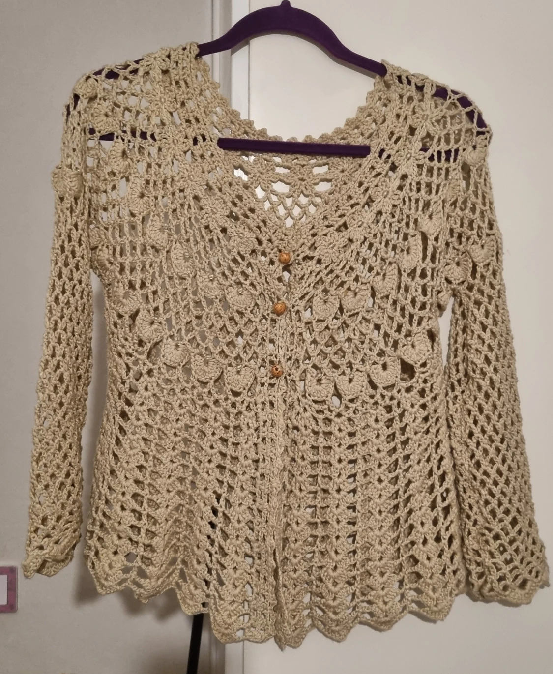 Beige virkad kofta med knappar
