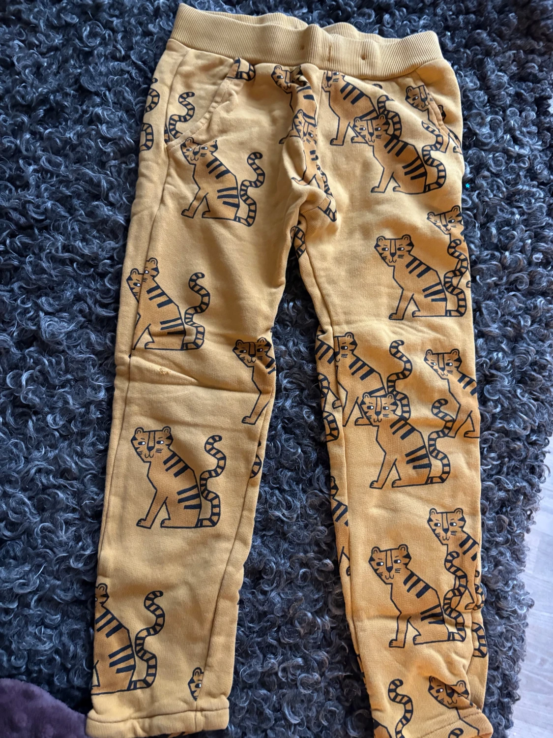 Gula mjukisbyxor med tigerprint Lindex - 1