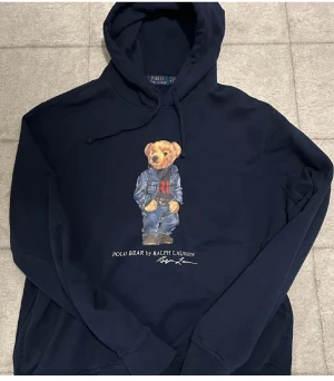 Ralph lauren hoodie  - Säljer denna helt nya Ralph lauren hoodie ✅ skick 10/10 pris ej hugget i sten vid minsta fundering hör av dig 🤙 ✅
