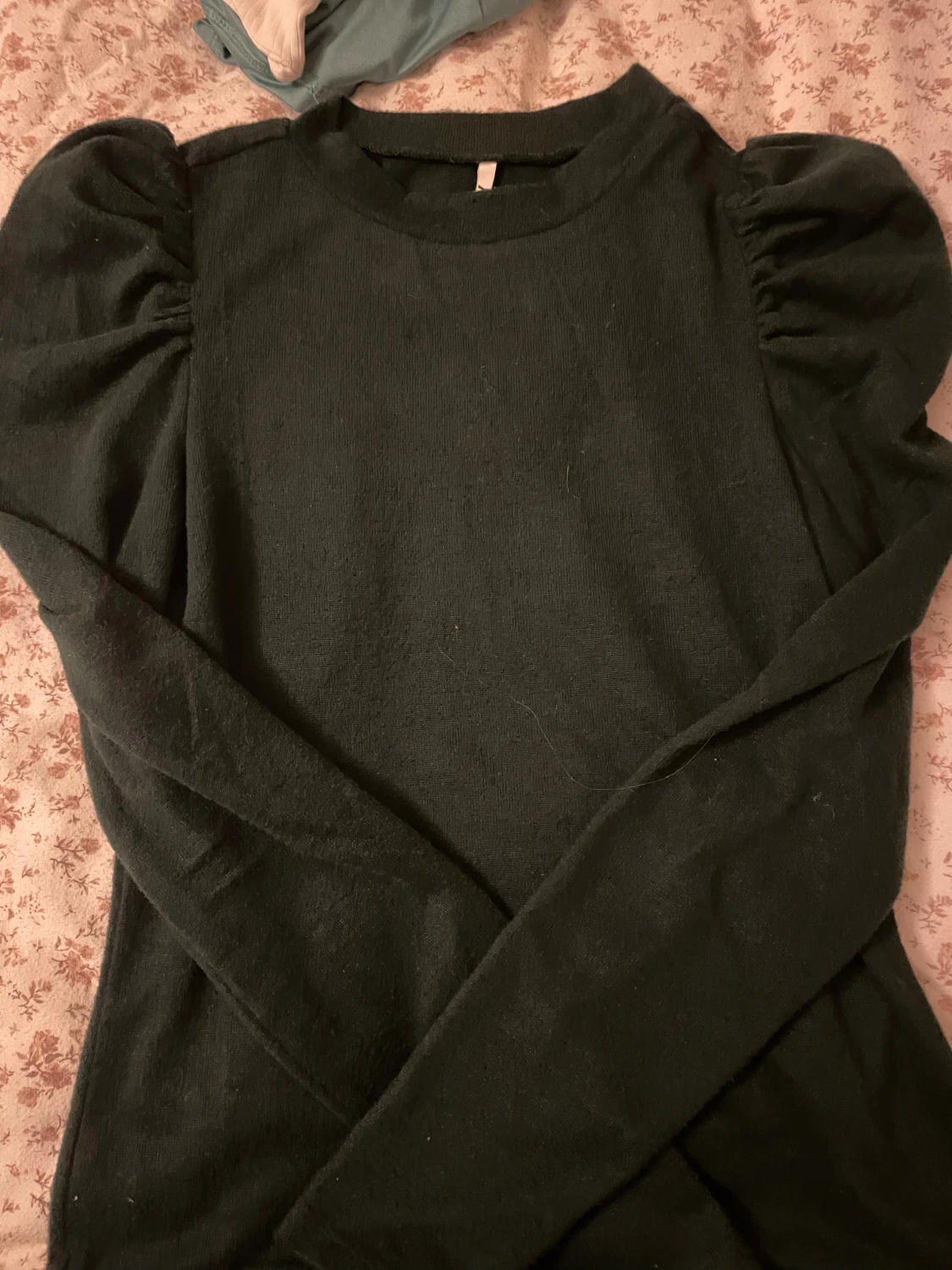 Mörkgrön stickad tröja med puffärm JDY