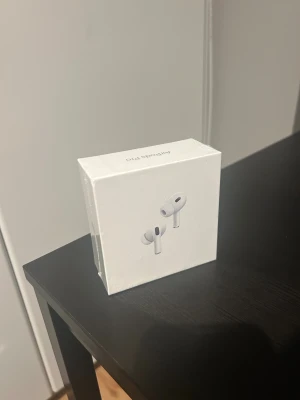 AirPods Pro (2nd generation) MagSafe USB-C - Helt nya AirPods Pro (2nd generation) med MagSafe-laddningsetui (USB-C). Oöppnad förpackning, perfekt skick. Aktiv brusreducering, transparensläge och lång batteritid. Passar både iPhone och andra enheter med Bluetooth. Perfekt för musik, samtal och träning.