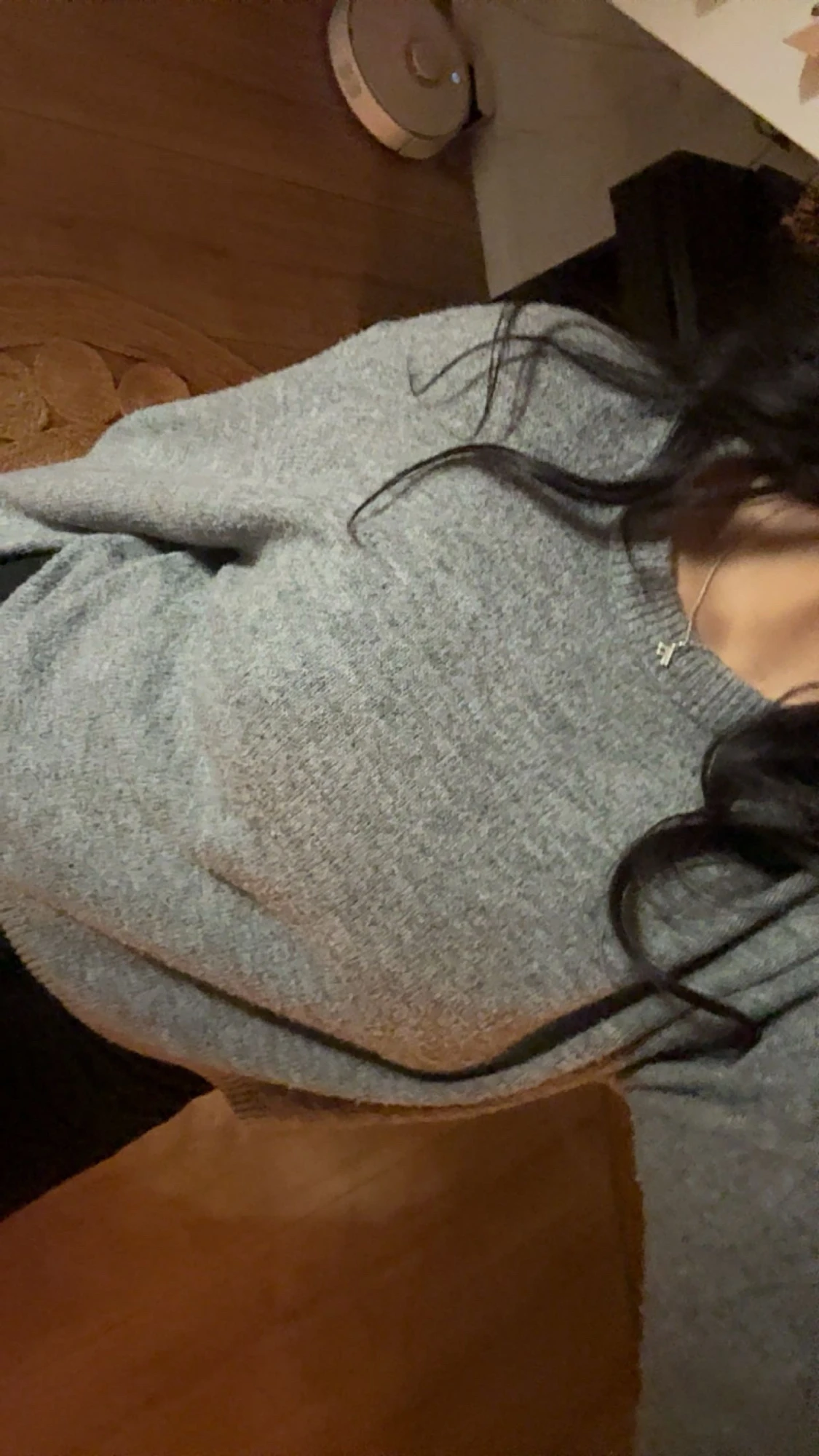 Grå stickad tröja  - 1