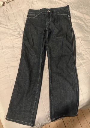 Zara jeans  - Unika Zara jeans med fin färg. Lite mindre i storlek.