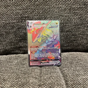 Rayquaza VMAX - Rayquaza VMAX är ett glittrande och sällsynt Pokémon-kort med cool design och kraftfulla attacker. Perfekt för samlare och fans av Pokémon TCG som vill ha något unikt i sin samling. Kortet har specialeffekter och är en riktig eye-catcher för unga och unga vuxna. Om ni har några frågor så är det bara att kontakta mig.