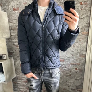 Gucci jacka - Mycket fint skick, kedjan är lagad men är fullt fungerande. Storlek 48/S passar dig som är mellan 175-185cm. Nypris ca 8000kr. Modellen är 185 cm, 79 kg. Passar bra nu till höst/vinter. Skriv för mer information!🤝