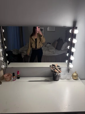 Beige croppad trenchcoat från Zara - Säljer en beige croppad trenchcoat från Zara med dubbelknäppning och klassisk krage. Jackan har långa ärmar, svarta knappar och två fickor framtill. Perfekt för dig som gillar stilrena och trendiga plagg med lite edge.