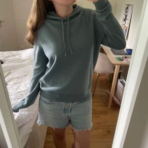 Soft Goat hoodie - Cool kashmir hoodie ifrån Soft Goat i jättebra skick! Modellen och färgen finns inte längre, så väldigt unik! 💕Originalpris: 2600kr!