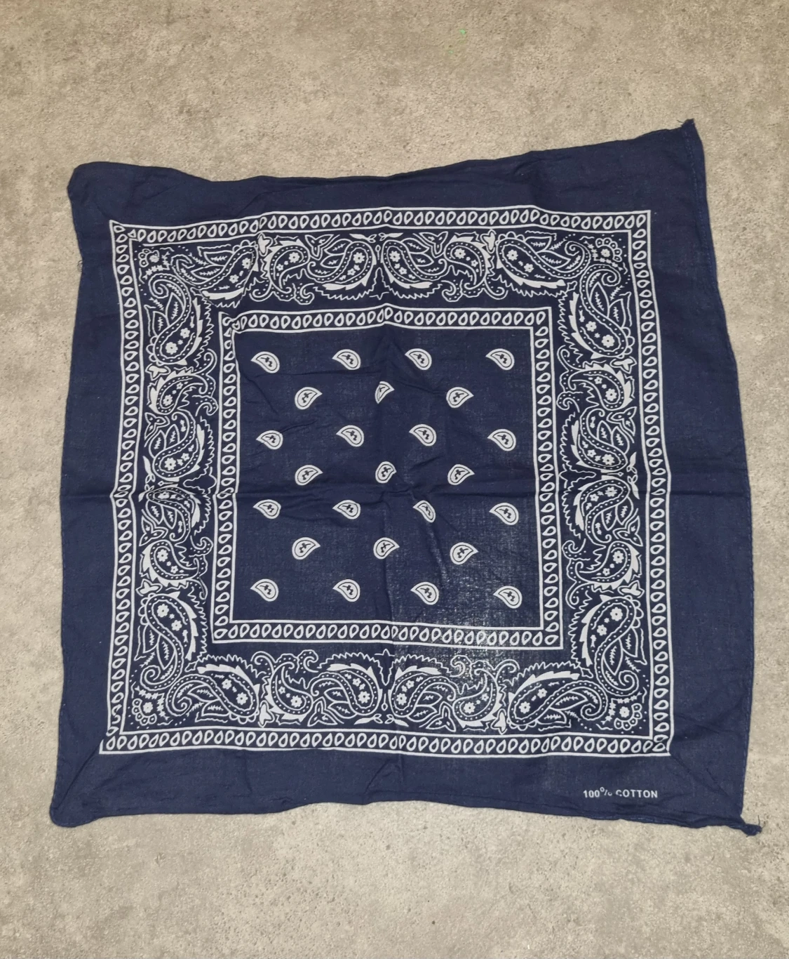 Marinblå paisley halsduk i bomull