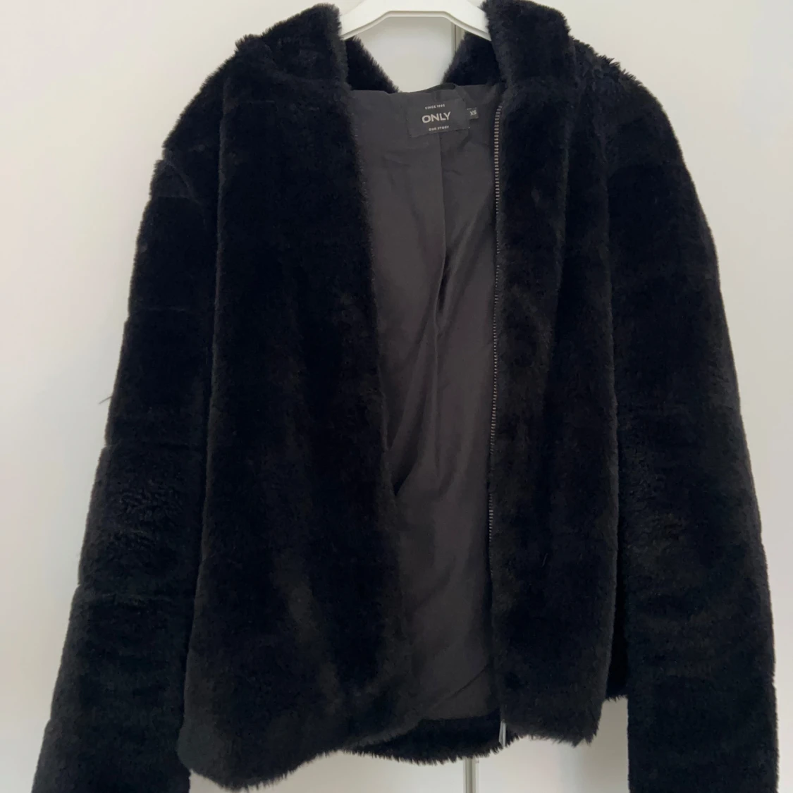 Svart pälsjacka från ONLY med huva - 2
