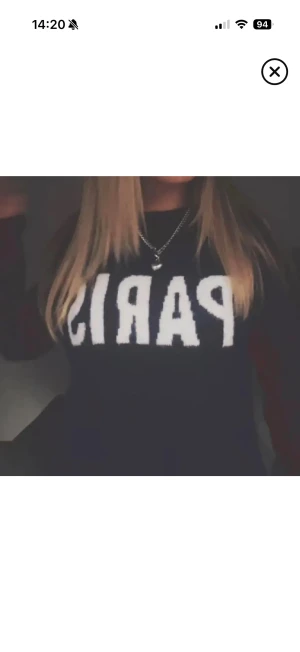 Svart stickad tröja med PARIS-tryck - Mysig svart stickad tröja från H&M med stort vitt PARIS-tryck på bröstet. Tröjan har en croppad passform och långa ärmar. Perfekt för dig som vill ha en trendig och bekväm look!💞💞Endast använd 1 gång